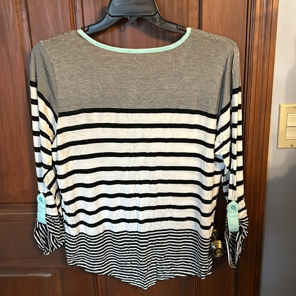 Vanity Top, 2XL, sleeves tabbed with buttons, lightweight - Picture 2 of 3